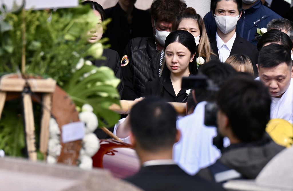 未婚妻kiki在何偉豪葬禮上哭成淚人。