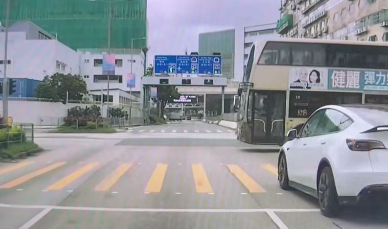 Tesla疑衝燈直駛。fb 車cam L（香港群組）  