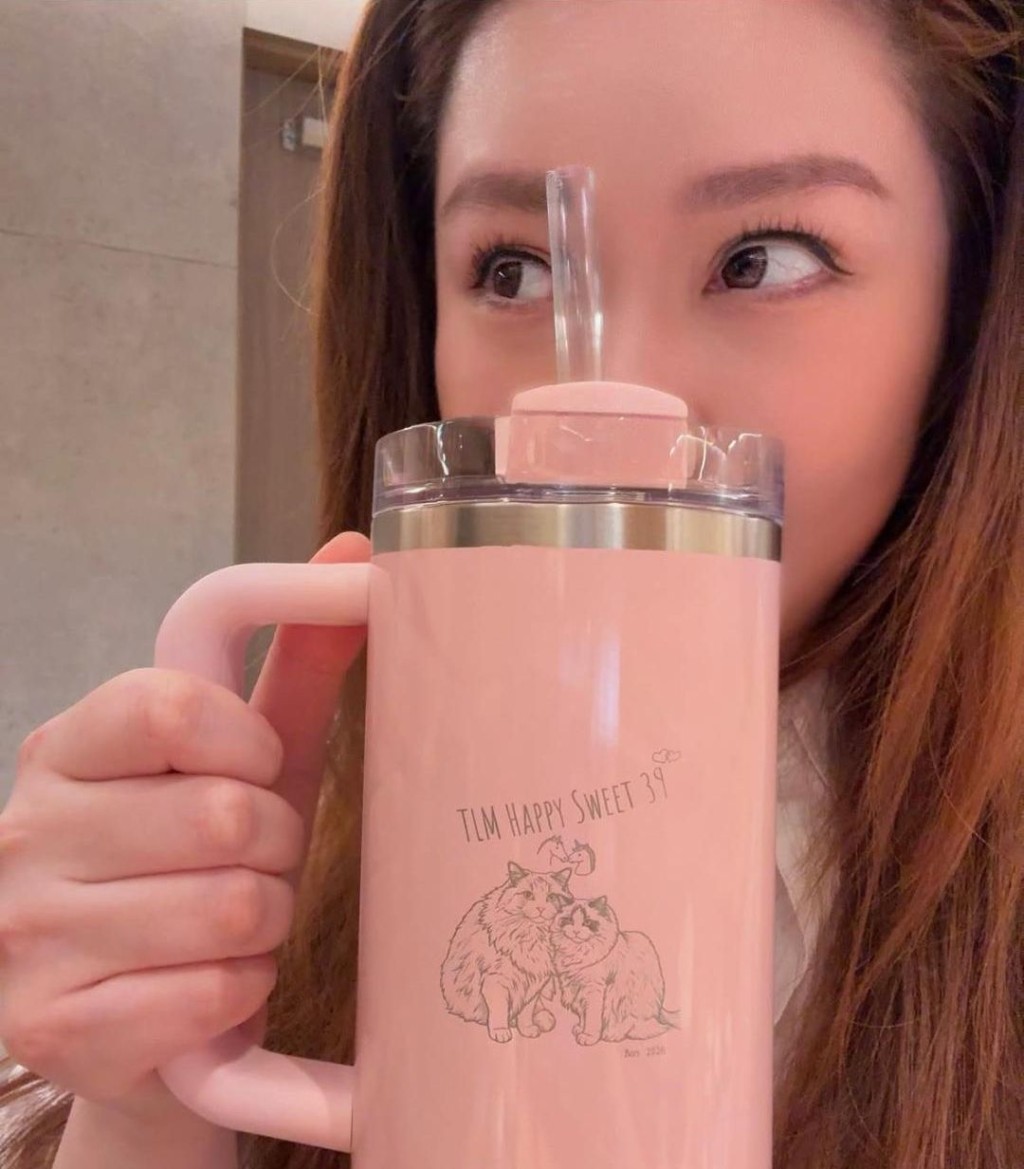 靚湯手持獨角獸馬仔圖案水杯。