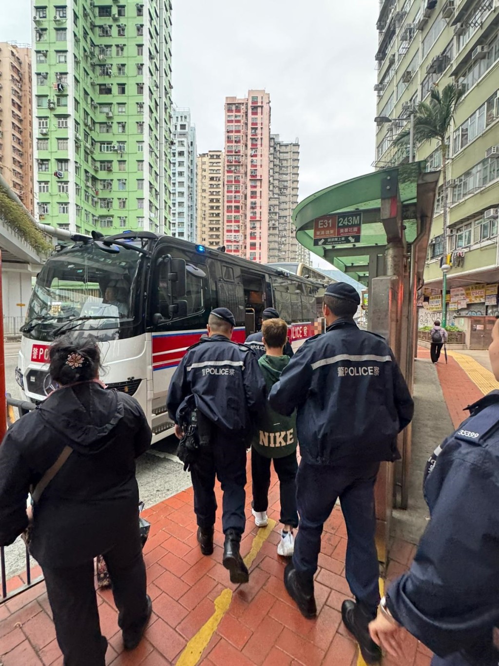 警聯入境處新界多區掃黃及反黑工，共拘35人包括29內地男女。警方圖片