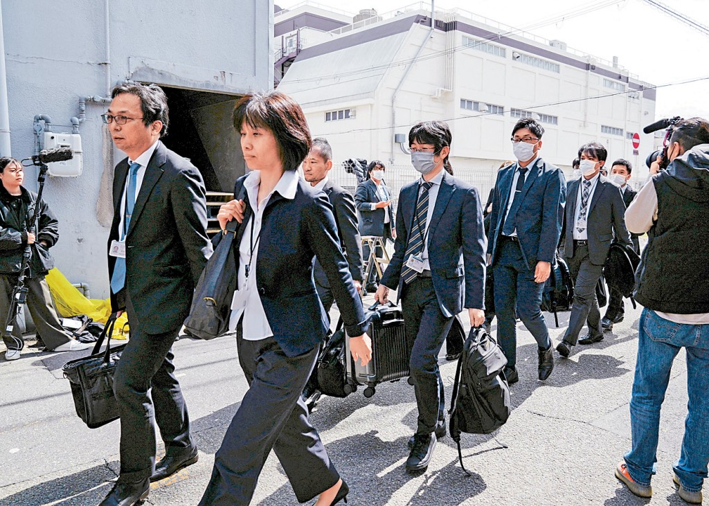 日本衞生官員昨日到小林製藥大阪廠房搜查。