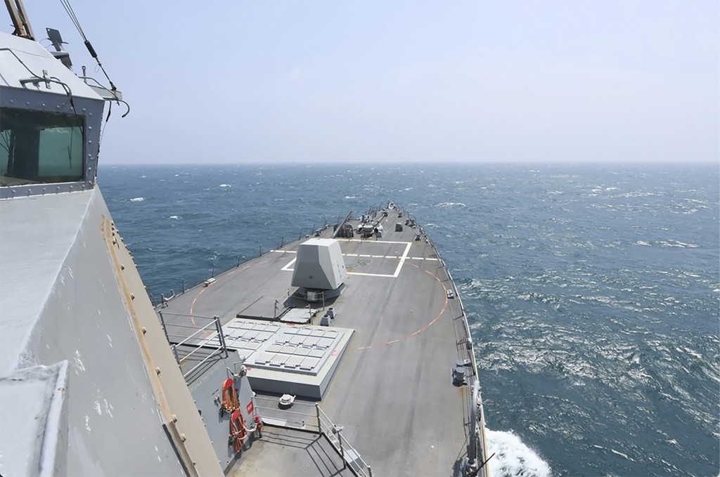 本月8日，美國海軍哈爾西號導彈驅逐艦通過台灣海峽。 AP