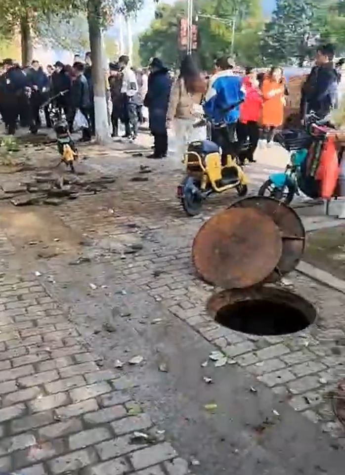 渠蓋被炸開。