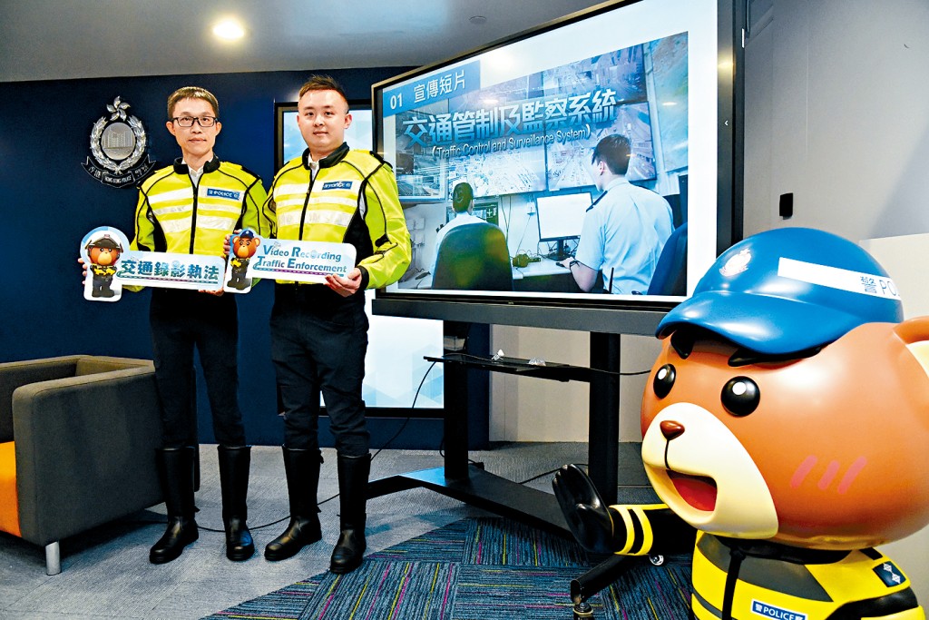 交通總部警司（交通管理）聶凱鵾（左），計劃初步試行約3個月，視乎成效才決定是否推廣至其他警區。