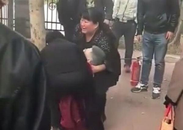 女親友情緒激動。