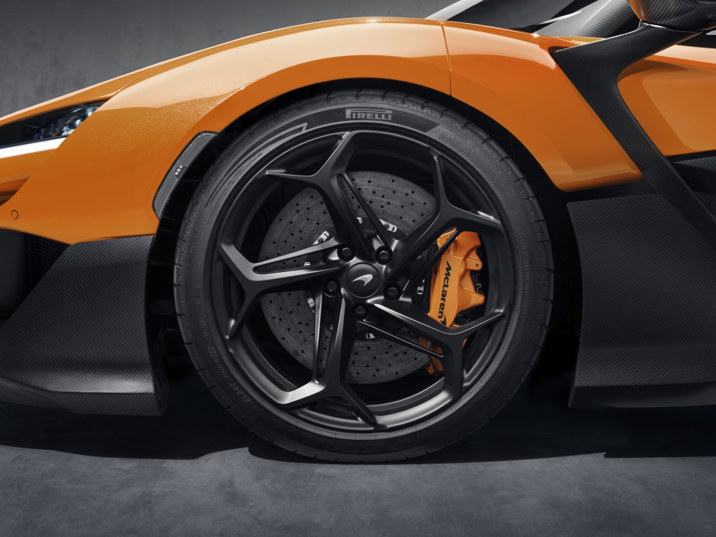 全新McLaren W1極級混能超跑登場，原車配用Pirelli P Zero R專用輪胎。