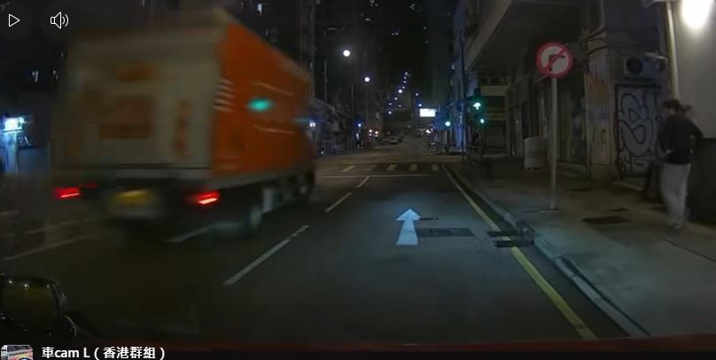 橙色貨車沿山市街南行，交通燈號為綠燈行車。fb 車cam L（香港群組）  