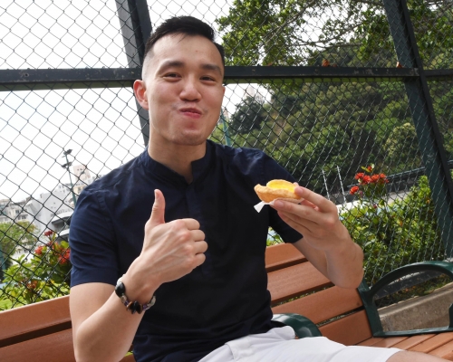李振豪出院後,大啖蛋撻心滿意足。郭晉朗攝