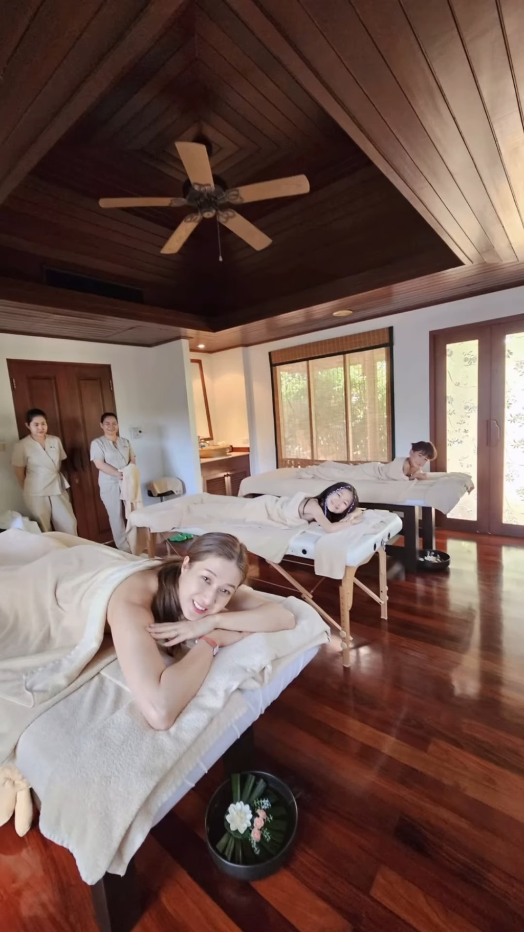 鍾嘉欣與子女初次體驗親子Spa。