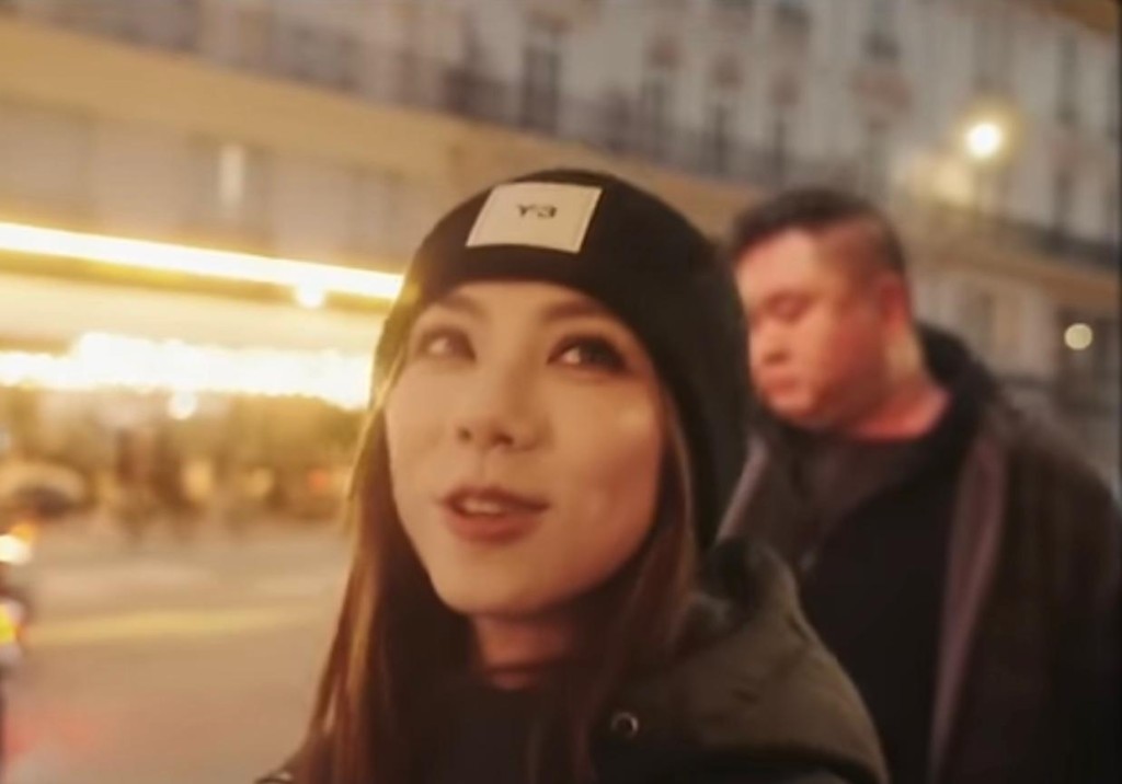最近G.E.M. 完成紐約演唱會,她在自己的YouTube頻道分享在當地拍攝的Vlog,影片中可見她在紐約遇到一位超忠實的歌迷,對方向她詢問演唱會消息,G.E.M.就漏口風自爆8月將回香港開演唱會:「Hong Kong is in August. (香港是在八月)。」 最近G.E.M. 完成紐約演唱會,她在自己的YouTube頻道分享在當地拍攝的Vlog,影片中可見她在紐約遇到一位超忠實的歌迷,對方向她詢問演唱會消息,G.E.M.就漏口風自爆8月將回香港開演唱會:「Hong Kong is in August. (香港是在八月)。」
