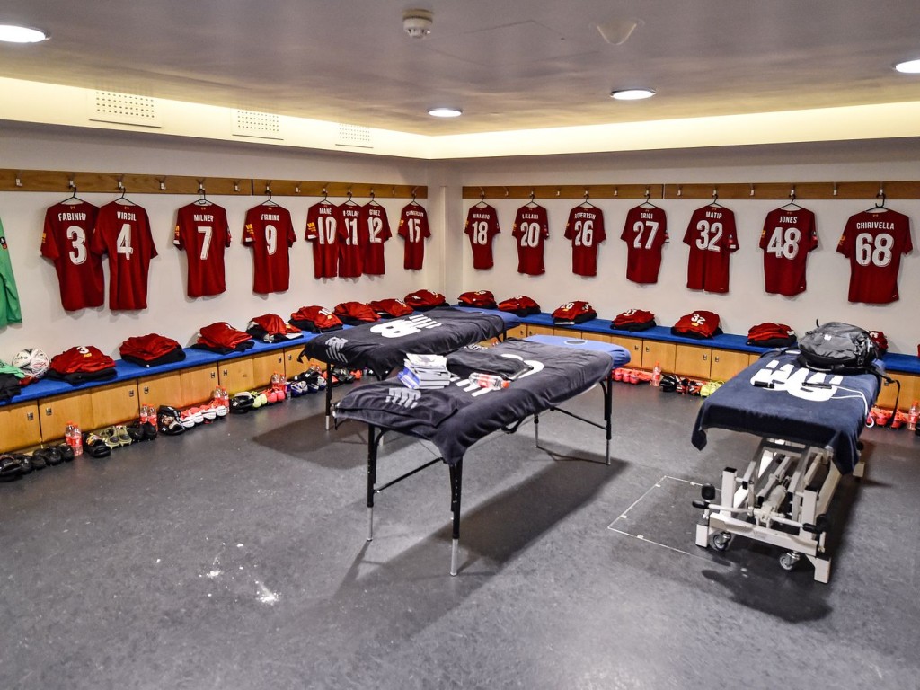 利物浦早前到訪史丹福橋球場後，投訴客軍更衣室太細，難以遵守目前的防疫規則。。網上圖片