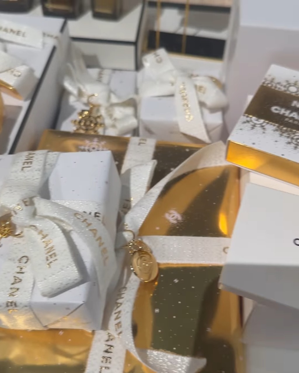 另外,孫慧雪又發佈了一條桌子上擺滿各種Chanel禮盒的影片,透露自己狂掃了很多新產品送給親友,相當大方! 另外,孫慧雪又發佈了一條桌子上擺滿各種Chanel禮盒的影片,透露自己狂掃了很多新產品送給親友,相當大方!