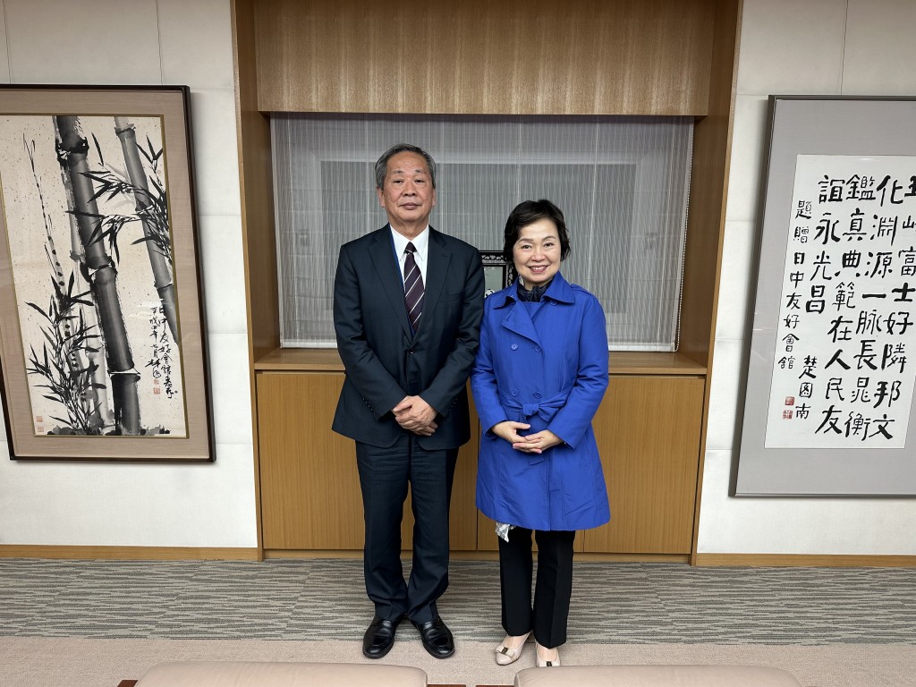 蔡若蓮（右）昨日在東京禮節性拜訪日中友好會館理事長小川正史。政府新聞處提供