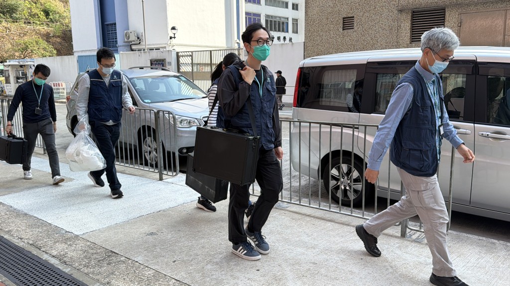 政府化驗師到場。