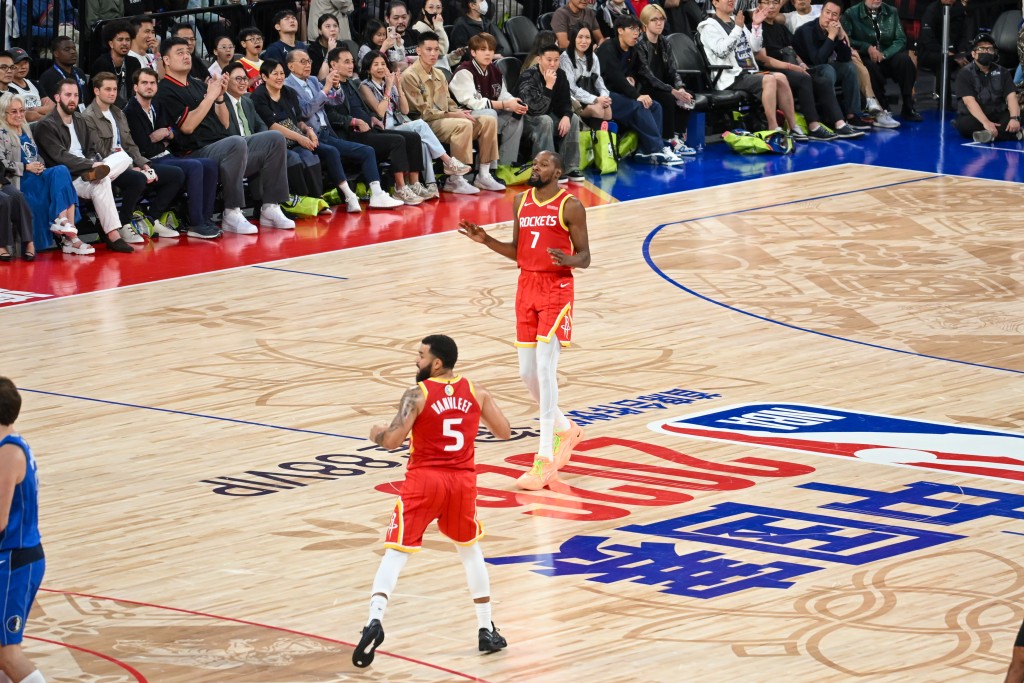 NBA中國賽火箭vs獨行俠G1。魏國謙攝