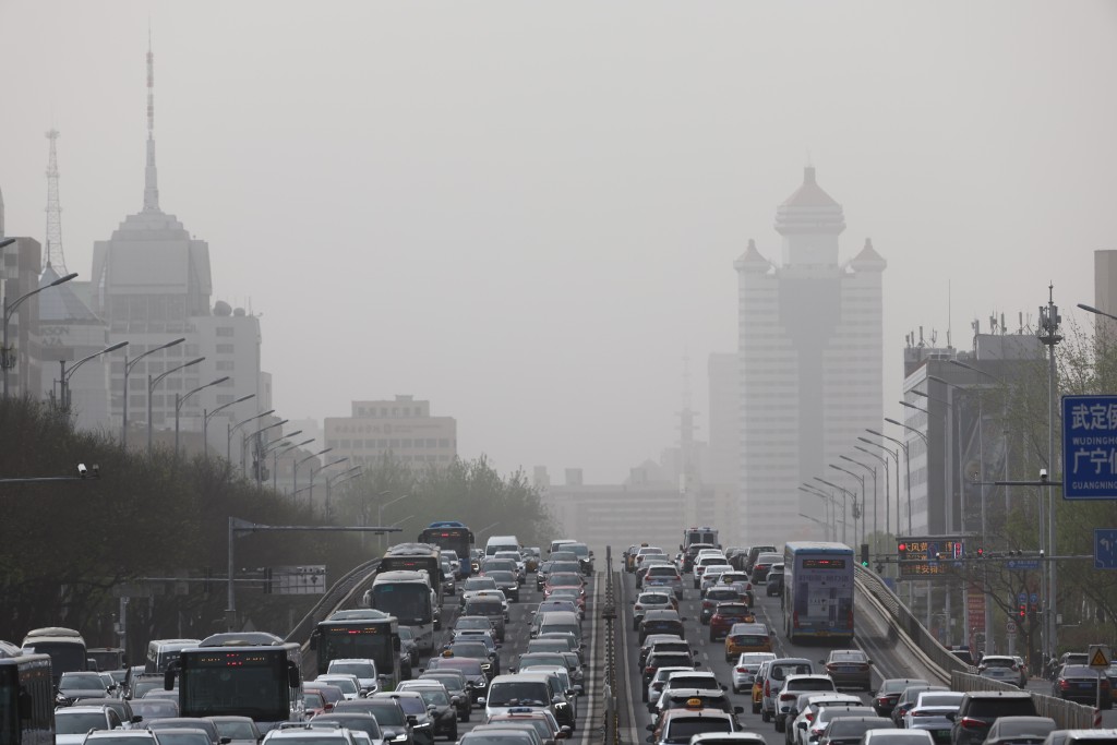 北京连日来遭遇大风和沙尘天气。中新社