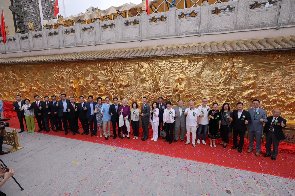 黃大仙祠今日為3件工藝品舉行揭幕典禮，中聯辦九龍工作部部長郭亨斌、民政事務總署署長張趙凱渝擔任主禮嘉賓。黃大仙fb