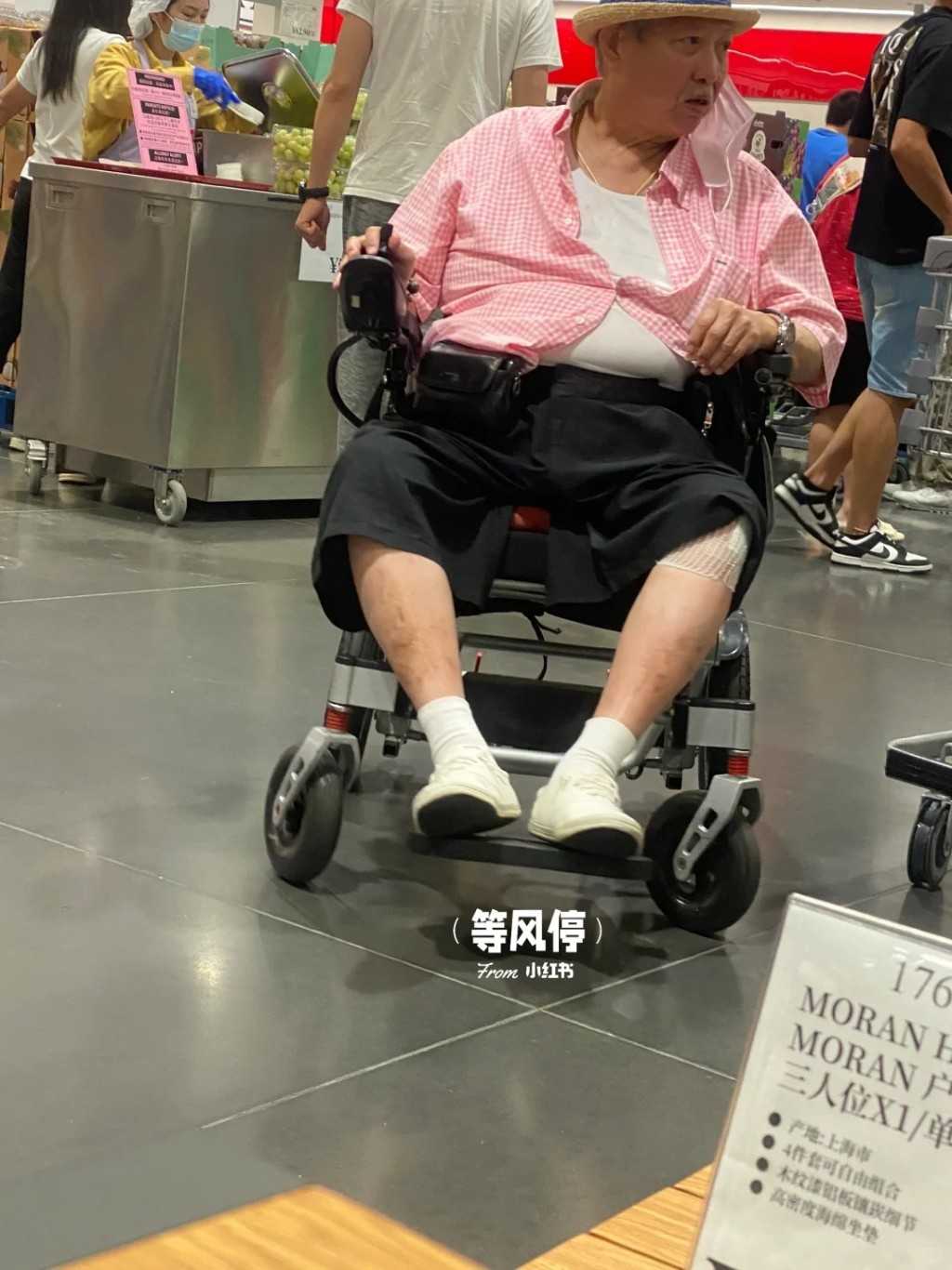 有网民在金像奖颁奖典礼举行翌日，见到坐在电动轮椅的洪金宝在深圳大型超市出现。