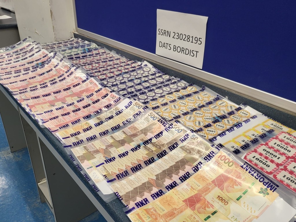 警方檢獲11萬元現金、41萬籌碼及賭具。警方提供