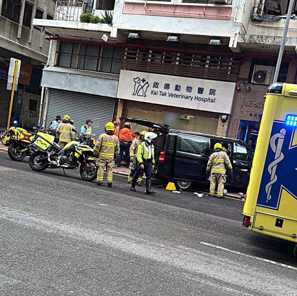 客貨車失控剷上行人路。fb:To Kwa Wan 土瓜灣之友 客貨車失控剷上行人路。fb:To Kwa Wan 土瓜灣之友