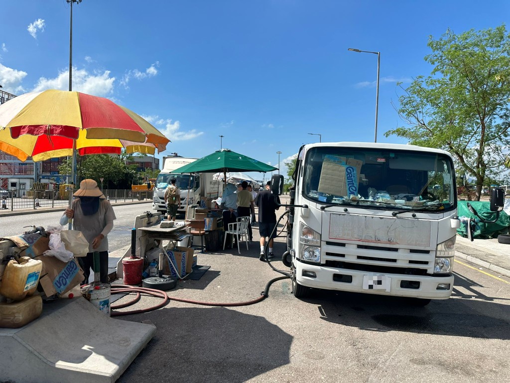 警方夥消防處及食環署，成功搗破昂船洲昂運路兩個非法加油站。