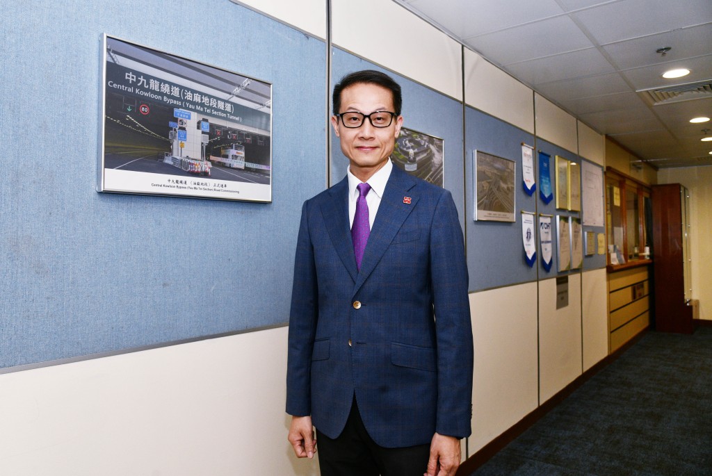 路政署署長邱國鼎接受《星島》專訪時表示,政府正全速推進港深西部鐵路香港段勘查及設計工作,目標明年上半年公開招標。 路政署署長邱國鼎接受《星島》專訪時表示,政府正全速推進港深西部鐵路香港段勘查及設計工作,目標明年上半年公開招標。