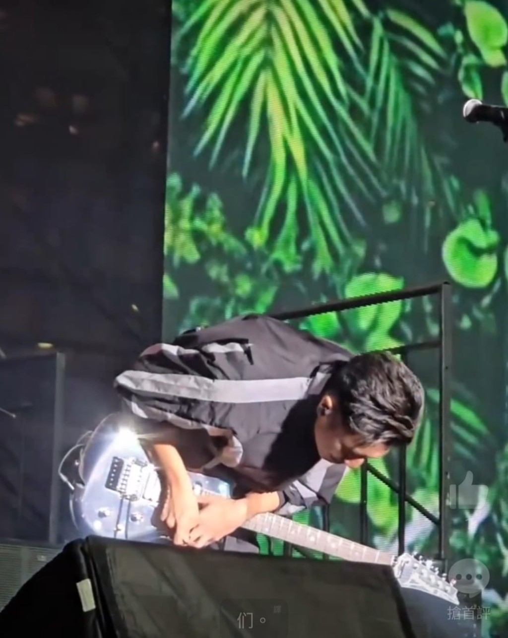 謝霆鋒向香港市民鞠躬致意。 謝霆鋒向香港市民鞠躬致意。