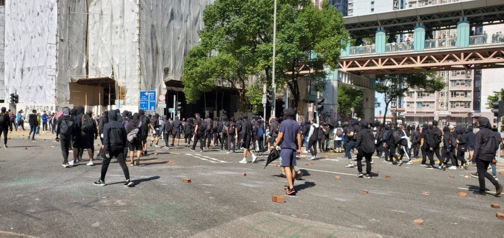 示威者到尚德停車場對出十字路口聚集。