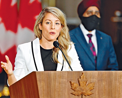 加拿大新任外長趙美蘭周四宣誓就職後見記者。