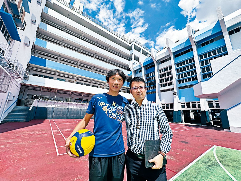 施富強（左）期望，高中生從體育運動領略「分數不是最重要，只管盡力而為」的道理。旁為劉致滔。 