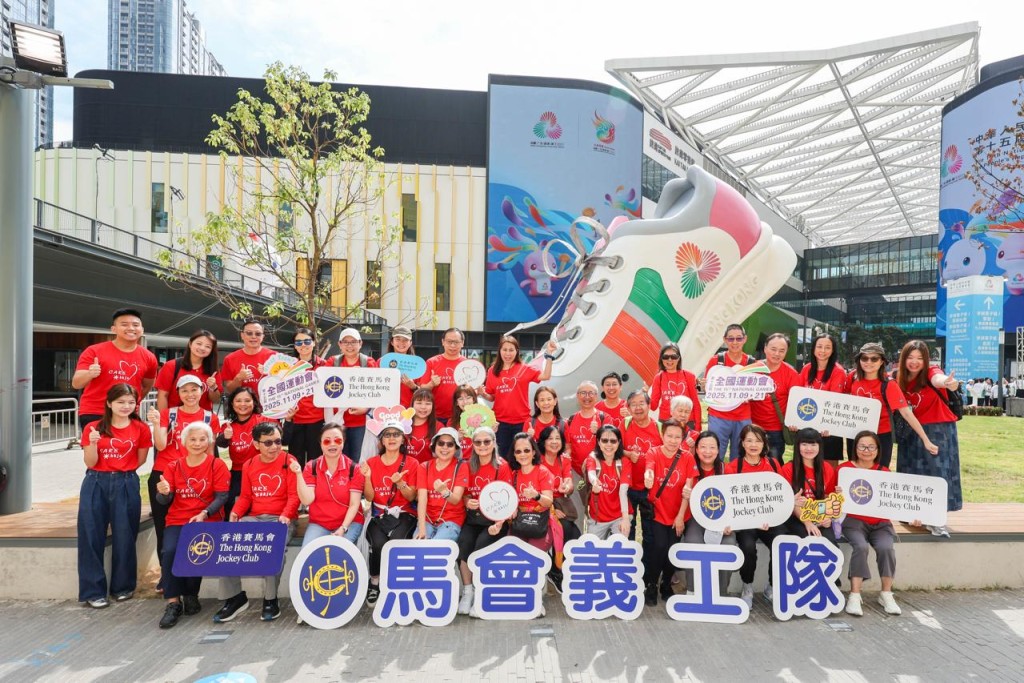 香港賽區團體義工的馬會義工隊亦沿途為火炬手打氣。馬會圖片