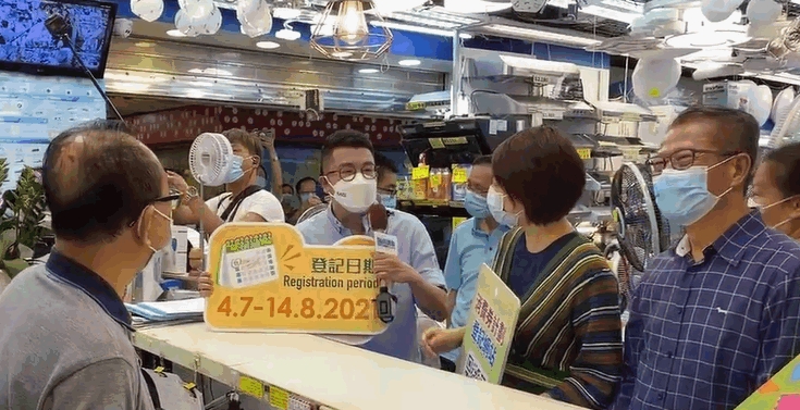 財政司司長陳茂波(右一)與民建聯落區宣傳。民建聯fb圖片