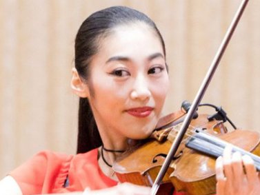據指這位音樂界美女是小提琴手末延麻裕子。