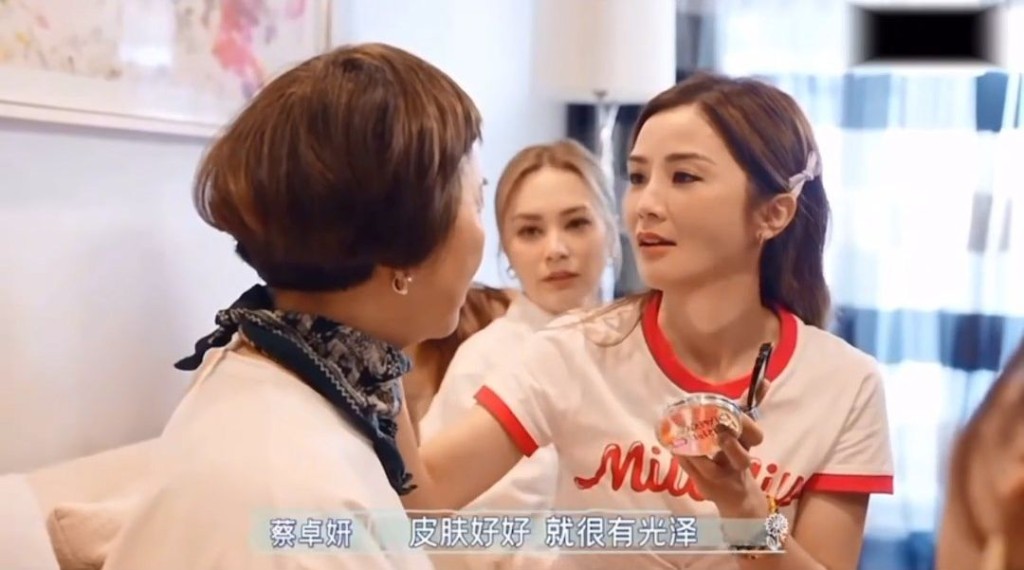 蔡卓妍为高海宁的妈妈化妆。