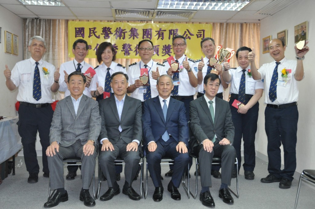 「國民警衞」董事李林泉為前高級助理警務處長(前排右二) 。公司網頁 「國民警衞」董事李林泉為前高級助理警務處長(前排右二) 。公司網頁