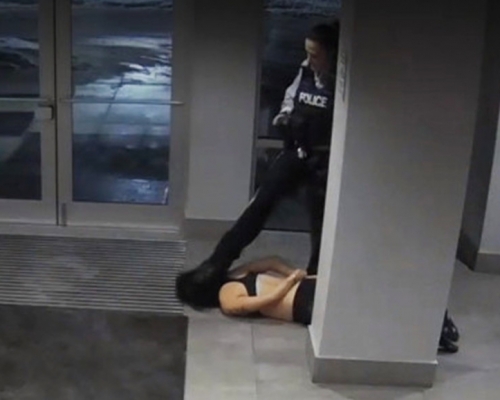 亞裔女生昏迷求助,反遭加國女警扣手銬拖行兼踩頭。(網圖)