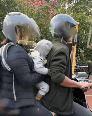 一名手抱婴儿夹在电单车男司机与女乘客中间。网片截图