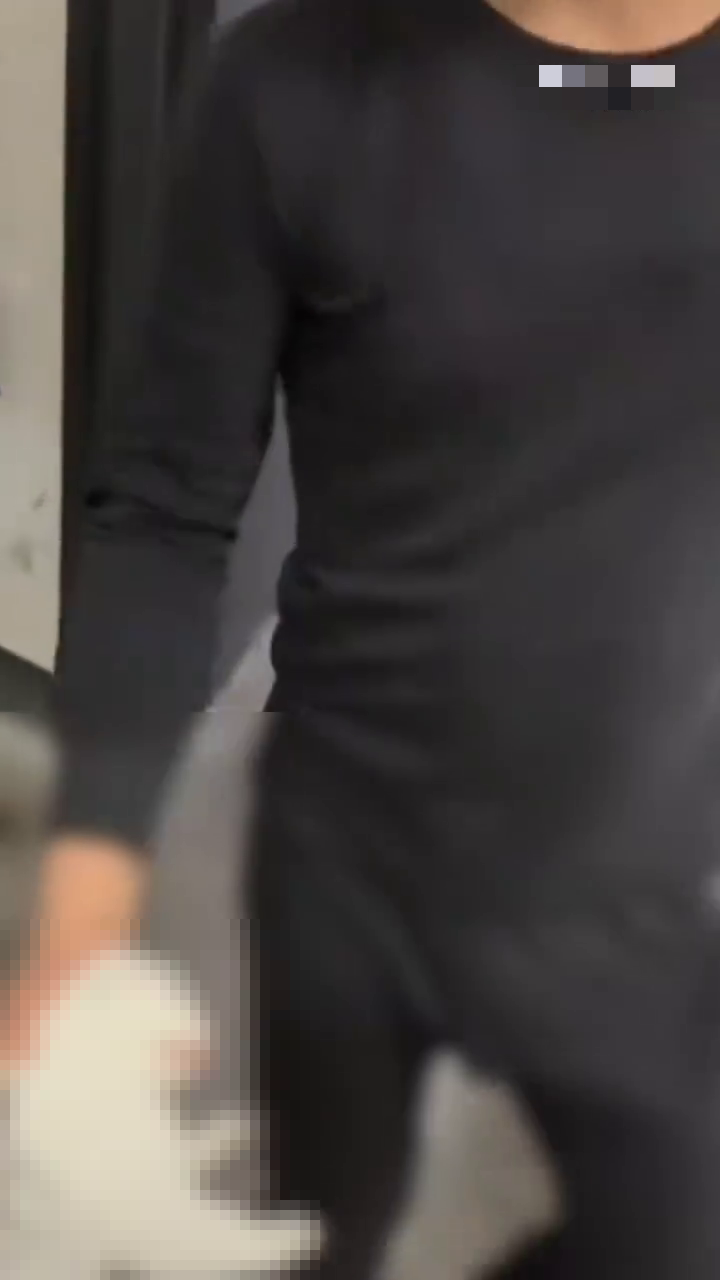 男生偷偷帶貓入宿舍,遭冷血教官監生摔死。 網片截圖 男生偷偷帶貓入宿舍,遭冷血教官監生摔死。 網片截圖