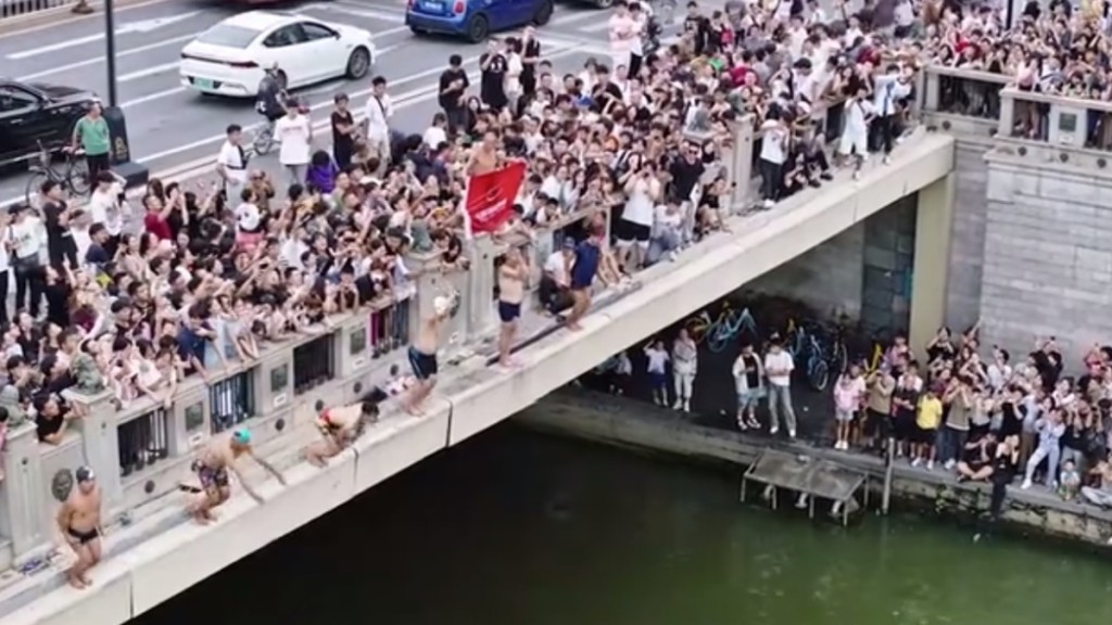 天津狮子林桥跳水活动吸引大量民众围观。（微博截图）