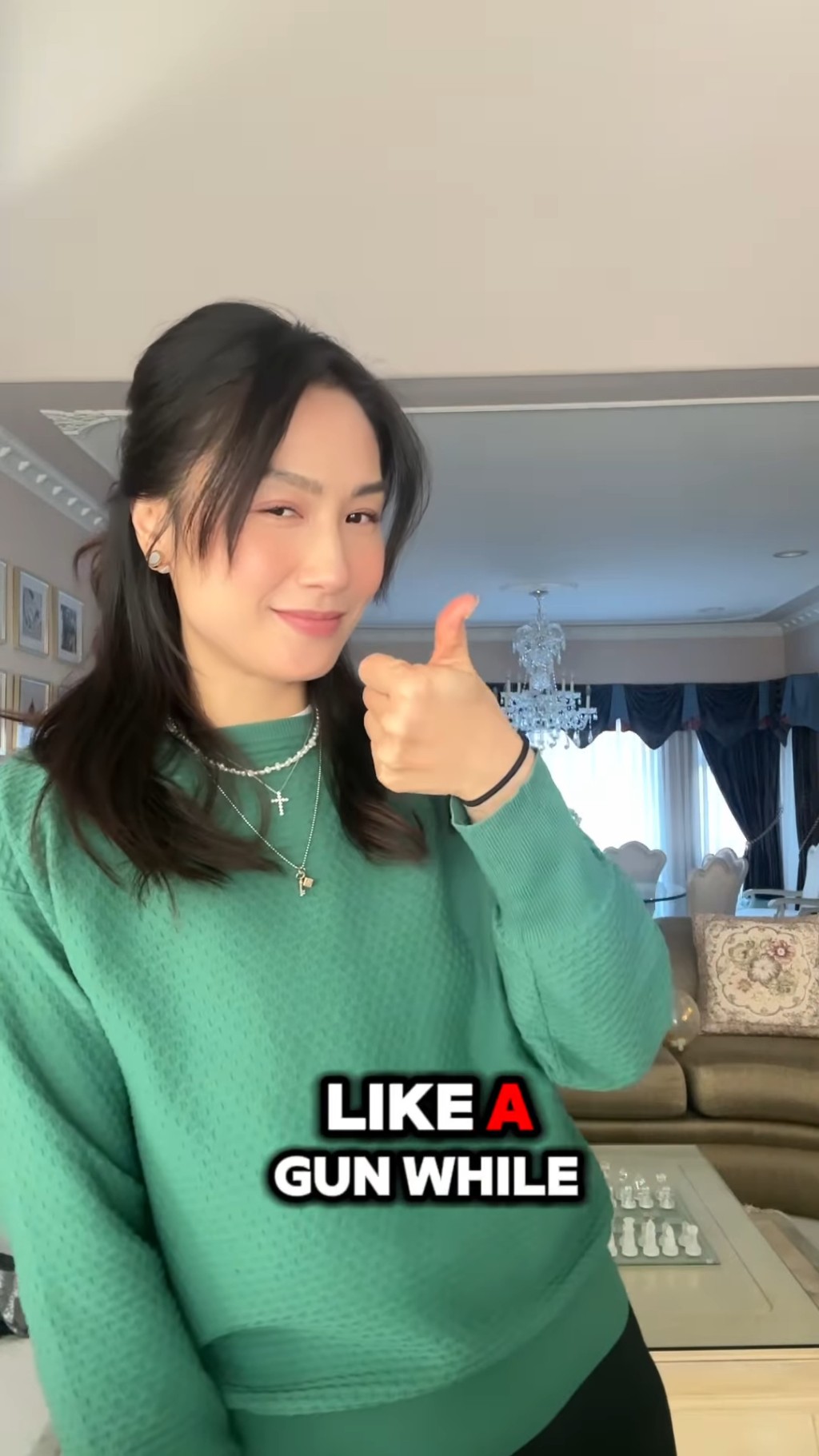 袁彩雲豪宅裝修以白色為主，大廳擺放了一張香檳色巨型梳化，前面有張大茶几和一張地氈，飯廳位置則擺放了一張大圓枱，上面掛了一盞水晶燈。