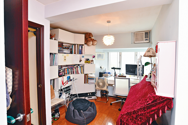 ■另一房間面積同樣寬敞，設有大書櫃收納。