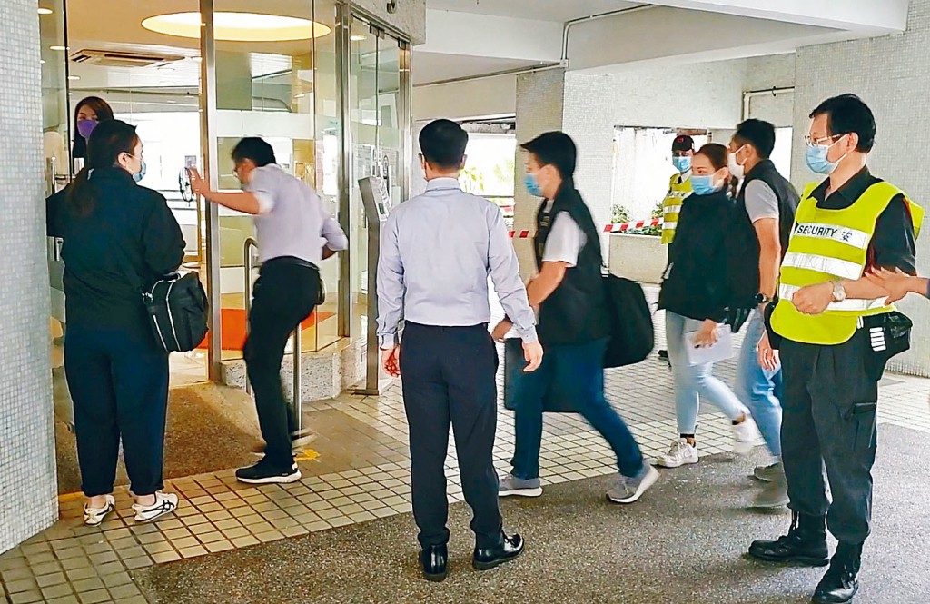 ■大批探員到發生倫常慘案大廈調查。