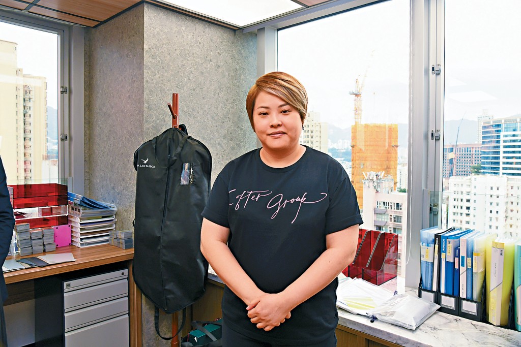 辦公室設於太子甲廈內,窗外黃色建築物就是洗衣街住宅項目,周佩賢說,看着它的成長,拔地而起。