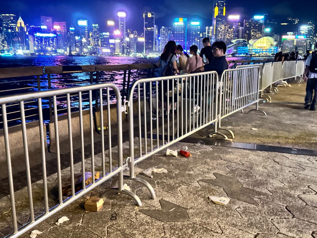 尖沙咀海濱長廊一帶遍地垃圾。Threads圖片