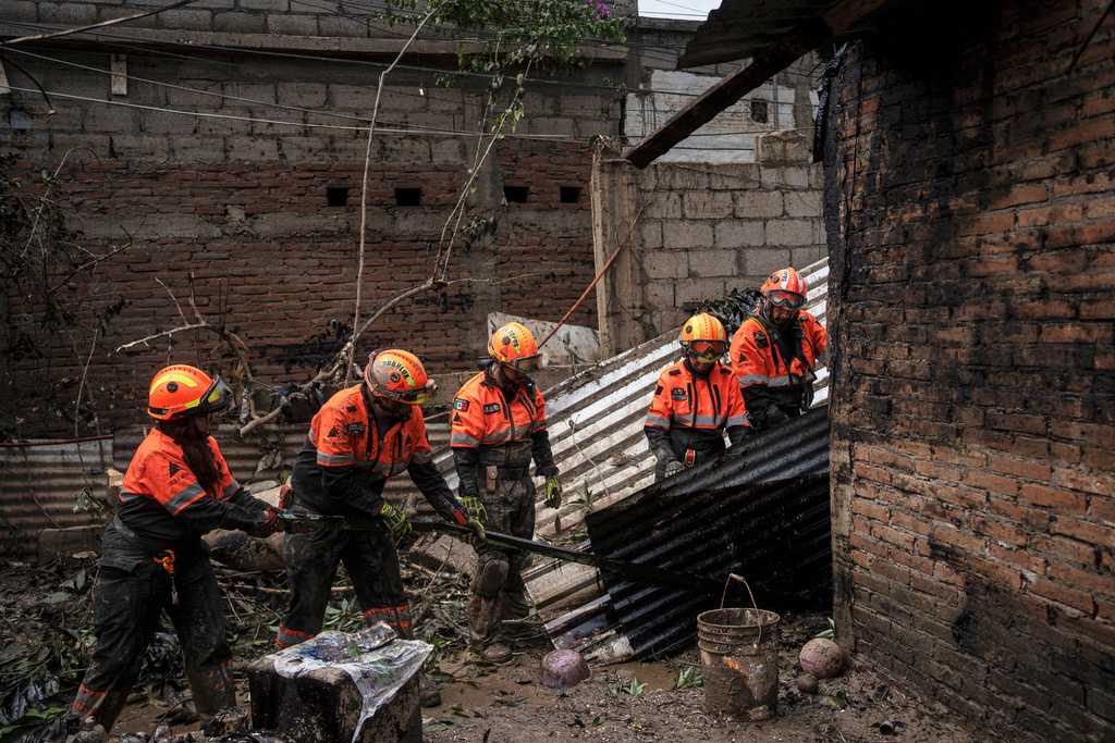墨西哥暴雨增至少64死,仍有65人失蹤。美聯社 墨西哥暴雨增至少64死,仍有65人失蹤。美聯社