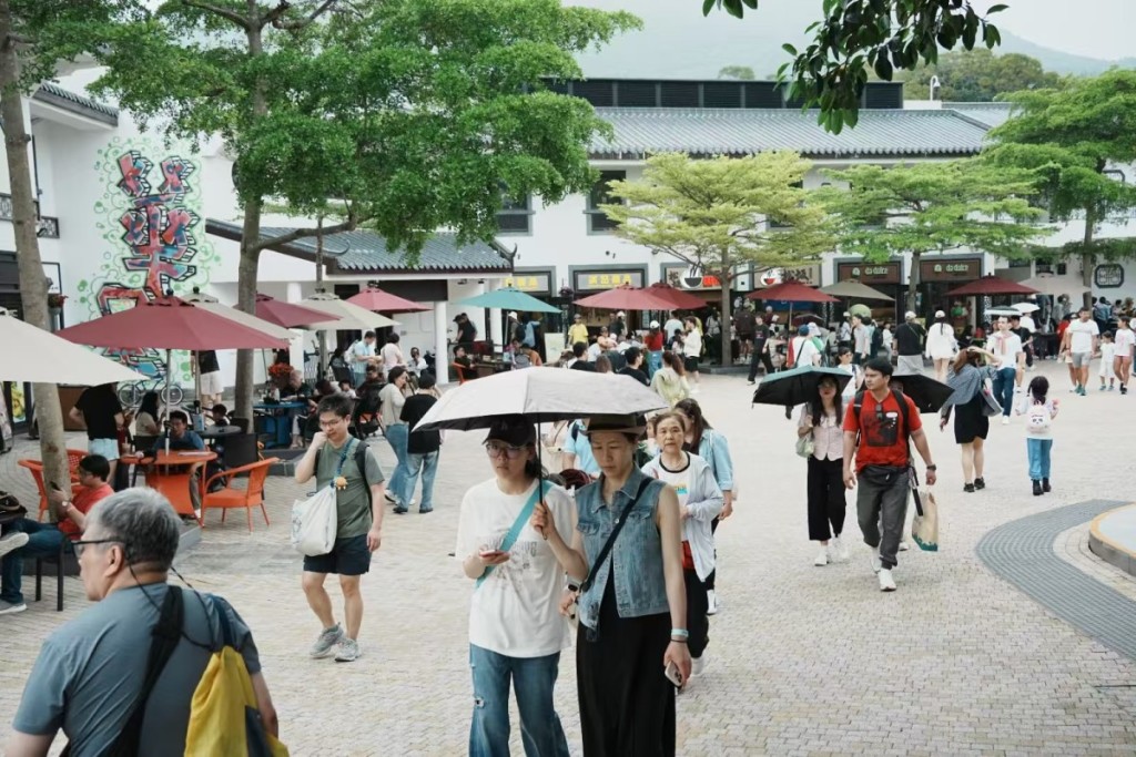 该名内地网民早前在小红书上分享一段来港旅游的遭遇,事主表示,在旅程中既遇到了热心助人的市民,亦经历了令人不快的冷待,直言「一半好人一半没礼貌的人」。(资料图片 非当事人) 该名内地网民早前在小红书上分享一段来港旅游的遭遇,事主表示,在旅程中既遇到了热心助人的市民,亦经历了令人不快的冷待,直言「一半好人一半没礼貌的人」。(资料图片 非当事人)