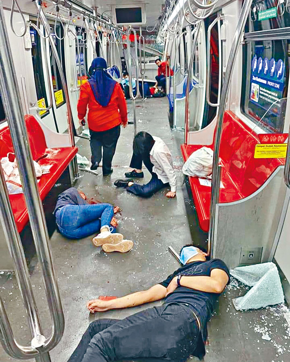吉隆坡周一晚兩列輕軌列車對撞，許多乘客在車廂內受傷倒地。一名婦人腳踝受傷（右）瑟縮一角。