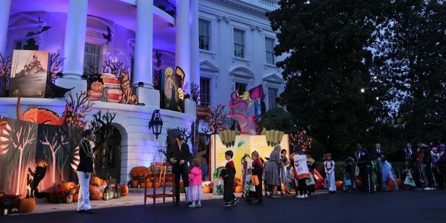 拜登在白宫举行万圣节活动。路透社