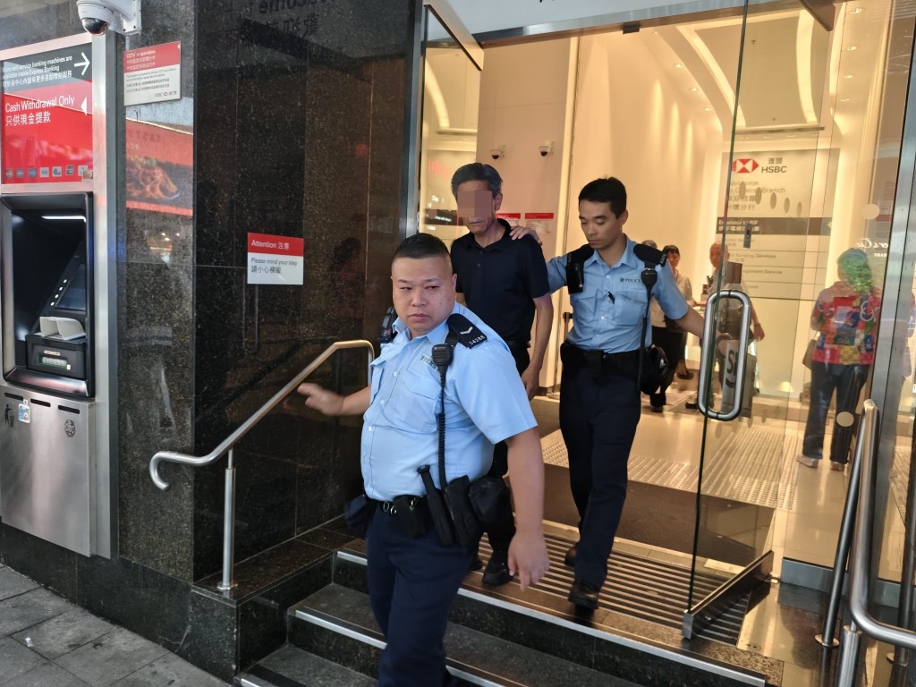 警方拘捕一男一女。 警方拘捕一男一女。