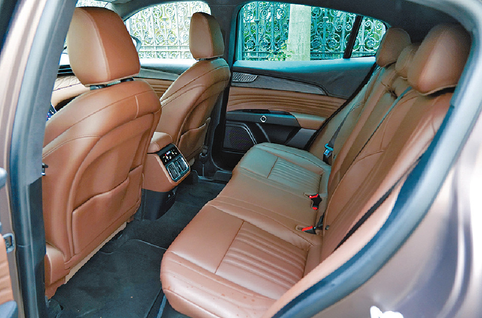 ■示範車配上了高級皮革座椅,後排亦算闊落。 ■示範車配上了高級皮革座椅,後排亦算闊落。